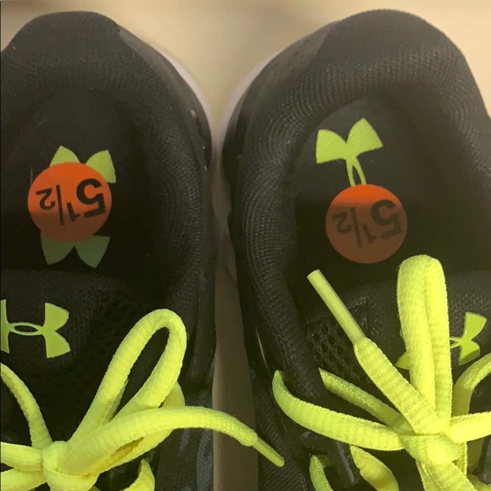 Under Armour Shoes size 5.5Y New - Picture 4 of 5
